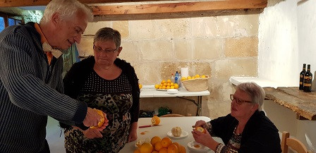 La instal·lació d'Andreas Wiehl necesssita 2000 pells de taronja
