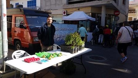 El departament de Medi Ambient regala plantes per commemorar el Dia mundial Forestal