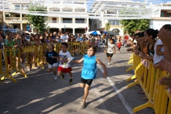 Desenes de nins i nines participen a les curses infantils