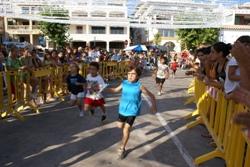 Desenes de nins i nines participen a les curses infantils