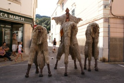 Yuocs de dos metres es passegen pels carrers del poble