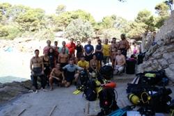 Més de 40 voluntaris netegen Cala Gat