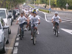 La primera bicicletada popular acull més de 100 persones