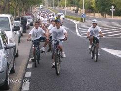 La primera bicicletada popular acull més de 100 persones