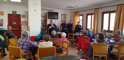 La Policia Local es reuneix amb la gent gran per informar-los de les estafes, furts i robatoris més freqüents a la zona 