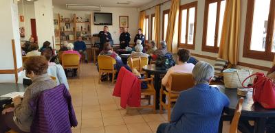 La Policia Local es reuneix amb la gent gran per informar-los de les estafes, furts i robatoris més freqüents a la zona 