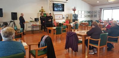 La Policia Local es reuneix amb la gent gran per informar-los de les estafes, furts i robatoris més freqüents a la zona 