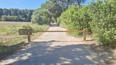 🚧 Instal·lada la nova barrera d'accés a Cala Agulla