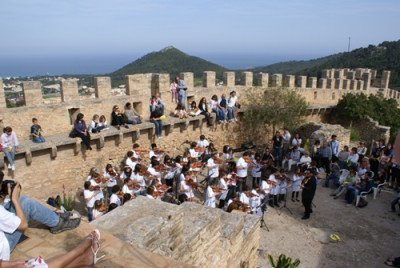 Més de seixanta violins sonen junts al Castell 