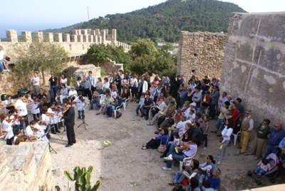 Més de seixanta violins sonen junts al Castell 