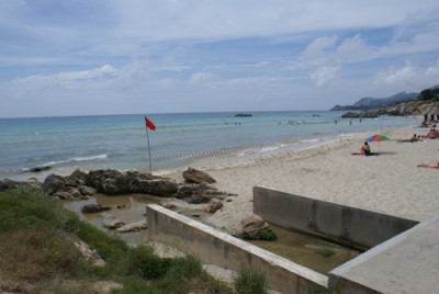 Tanquen la platja de Son Moll per un vessament d’aigües fecals