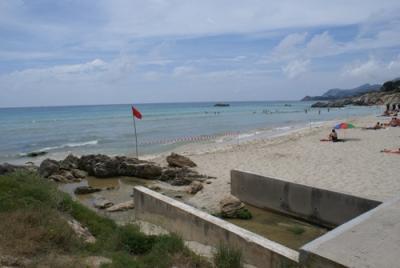 Tanquen la platja de Son Moll per un vessament d’aigües fecals