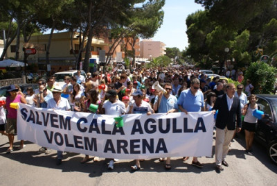 Resposta unànime a la manifestació per la regeneració de Cala Agulla
