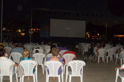VETLADA DE CINEMA A LA FRESCA EN CATALÀ, UNA ACTIVITAT CLÀSSICA DINS LES FESTES DEL CARME