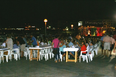 El moll s'omple amb el sopar solidari