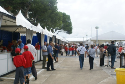 La Mostra de la Llampuga continua sent un èxit tot i la pluja