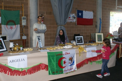 El poliesportiu s'omple per celebrar la III festa Intercultural