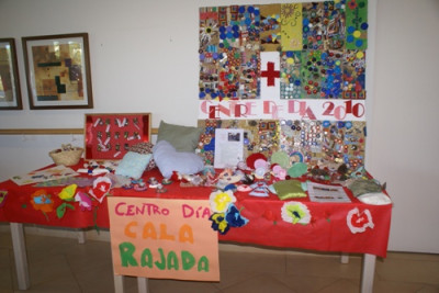 Els usuaris dels centres de dia es reuneixen per celebrar un dia de festa