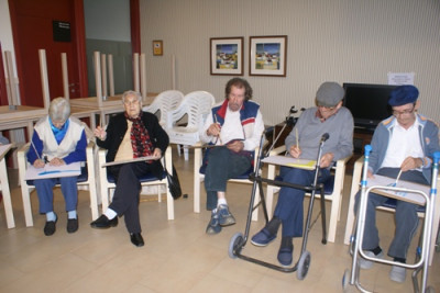 Els usuaris dels centres de dia es reuneixen per celebrar un dia de festa
