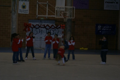 Els nins i nines de les escoles esportives celebren la festa de Nadal