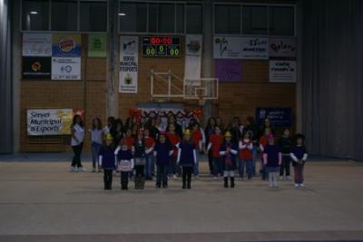 Els nins i nines de les escoles esportives celebren la festa de Nadal
