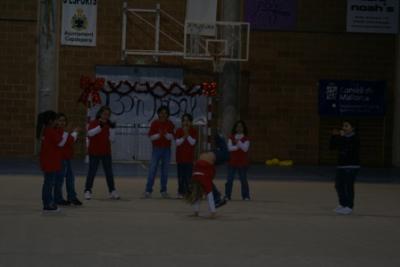 Els nins i nines de les escoles esportives celebren la festa de Nadal