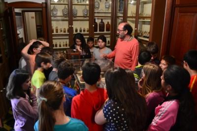 Els alumnes de s’Alzinar visiten la Farmàcia Melis