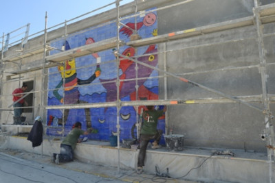 Es comença a instal•lar el segon mural de Gustavo