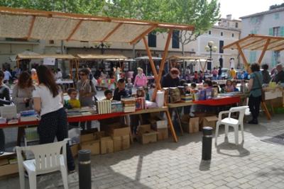 La plaça de l’Orient de Capdepera torna a acollir la Fira de Sant Jordi