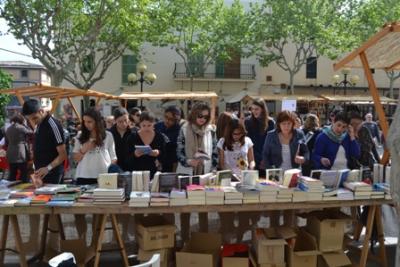 La plaça de l’Orient de Capdepera torna a acollir la Fira de Sant Jordi