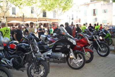 Capdepera es torna a omplir de fum i olor de goma