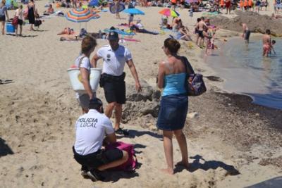 La Unitat de Platges de la Policia Local treballa per evitar activitats il·lícites a les platges 