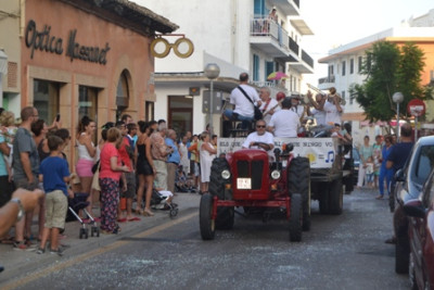 El tradicional cercavila omple els carrers de Cala Rajada