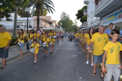 El tradicional cercavila omple els carrers de Cala Rajada