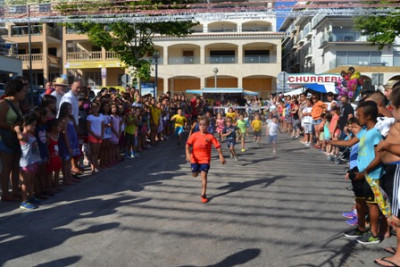 Els nins i nines gabellins omplen el moll per gaudir dels jocs populars de les festes 