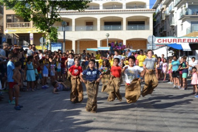 Els nins i nines gabellins omplen el moll per gaudir dels jocs populars de les festes 