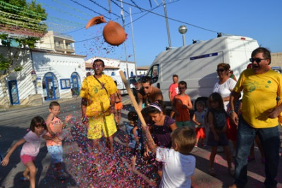 Els nins i nines gabellins omplen el moll per gaudir dels jocs populars de les festes 