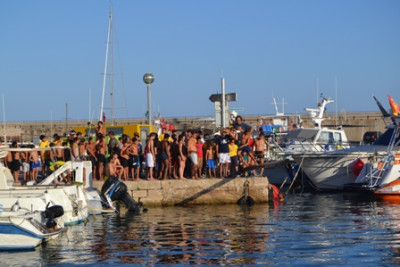 Els nins i nines gabellins omplen el moll per gaudir dels jocs populars de les festes 