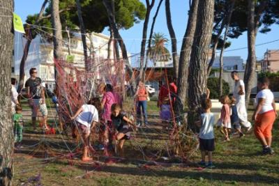 Els infants de Cala Rajada construeixen una teranyina gegant