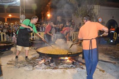El moll s’omple de gent per tastar la paella dels mariners