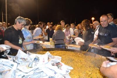 El moll s’omple de gent per tastar la paella dels mariners