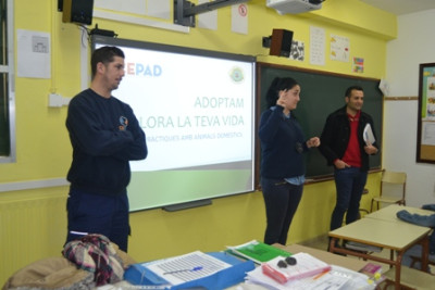 Els nins i nines del col•legi S’Auba aprenen com cuidar dels animals domèstics amb una xerrada del CEPAD
