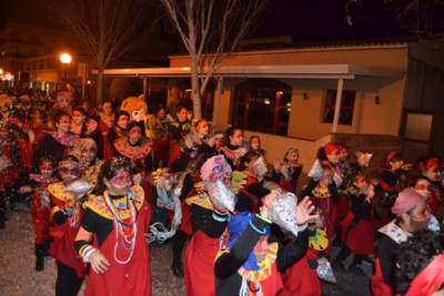 Centenars de persones desfilen per les rues de Capdepera