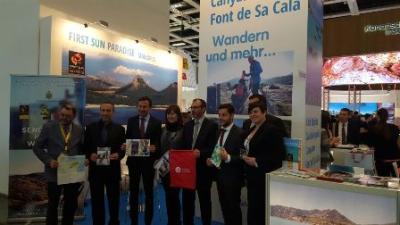 El batle i els regidors de Turisme i Esports de l’Ajuntament de Capdepera són a la ITB a presentar les rutes senderistes