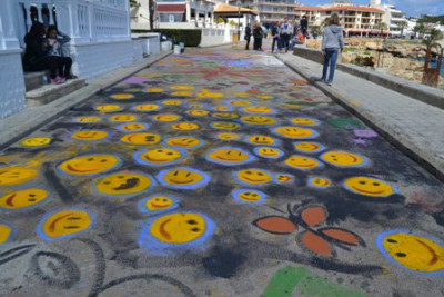 Més de 500 persones participen en la jornada de “Pintam” el passeig marítim
