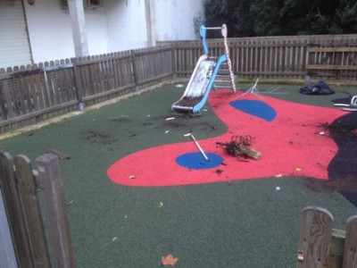Un acte vandàlic embruta el parc infantil de Canyamel