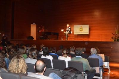 Carles Capdevila omple el Centre Cap Vermell amb la seva conferència Educar amb humor