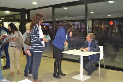 Carles Capdevila omple el Centre Cap Vermell amb la seva conferència Educar amb humor