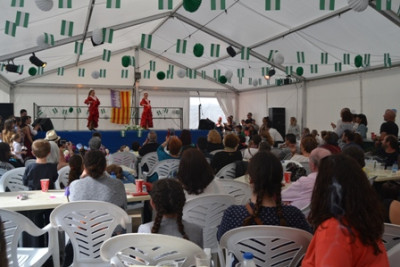 El cap de setmana flamenc omple la plaça dels Pins de sevillanes
