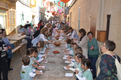 Els escolars comencen la festa amb un pa amb oli medieval